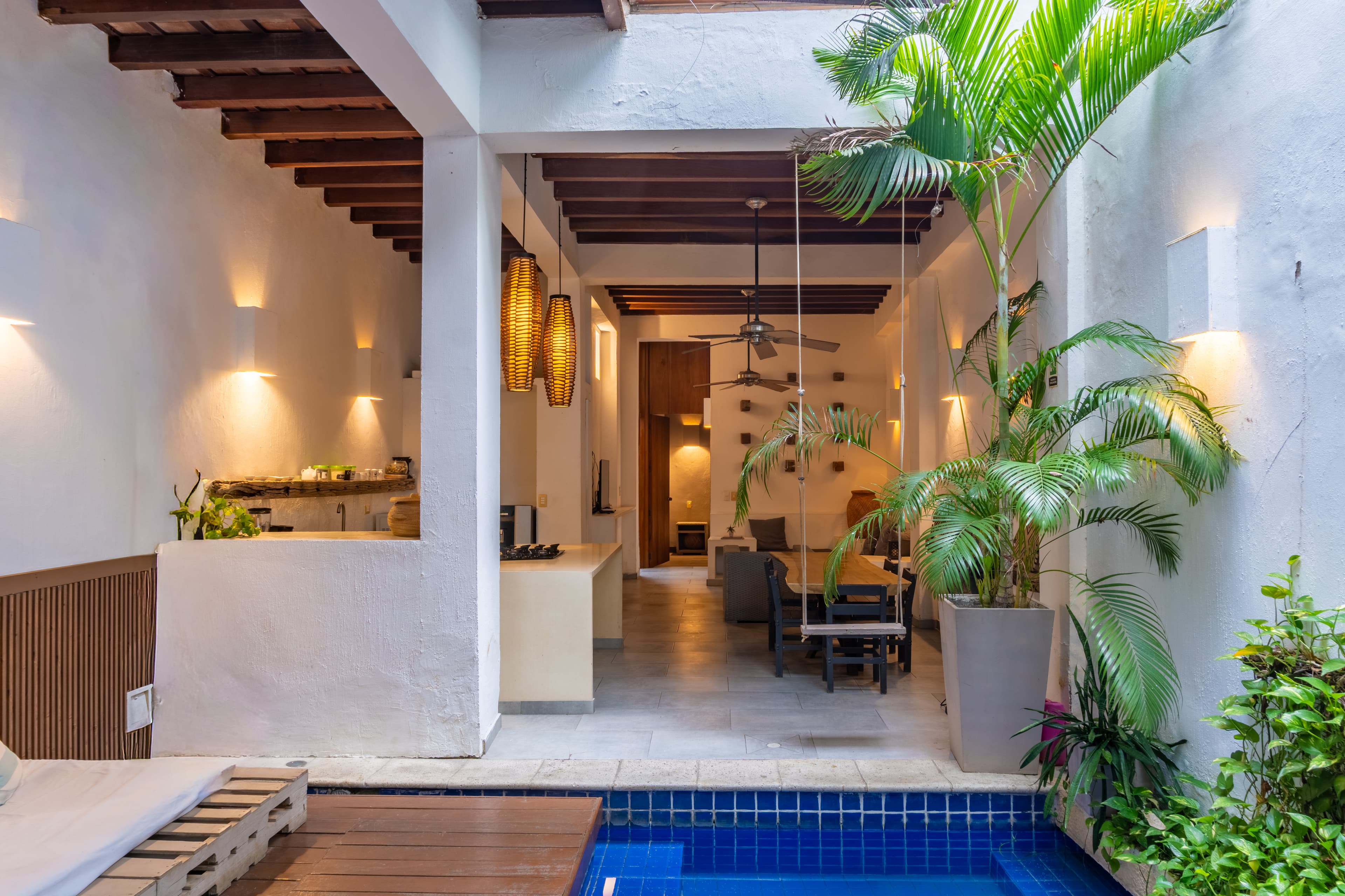 Mandarino - Salón moderno con piscina privada